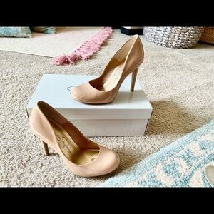 Jessica Simpson ran pumps